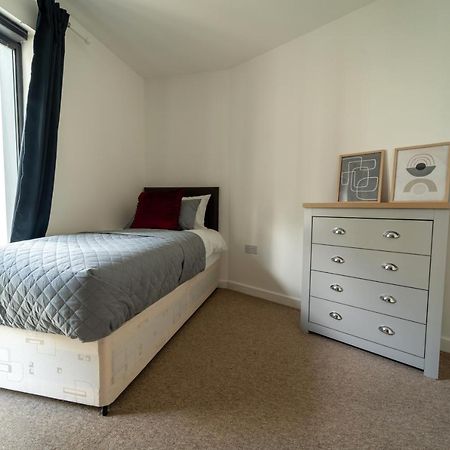 Spacious Apartment In Woking Town Centre Экстерьер фото