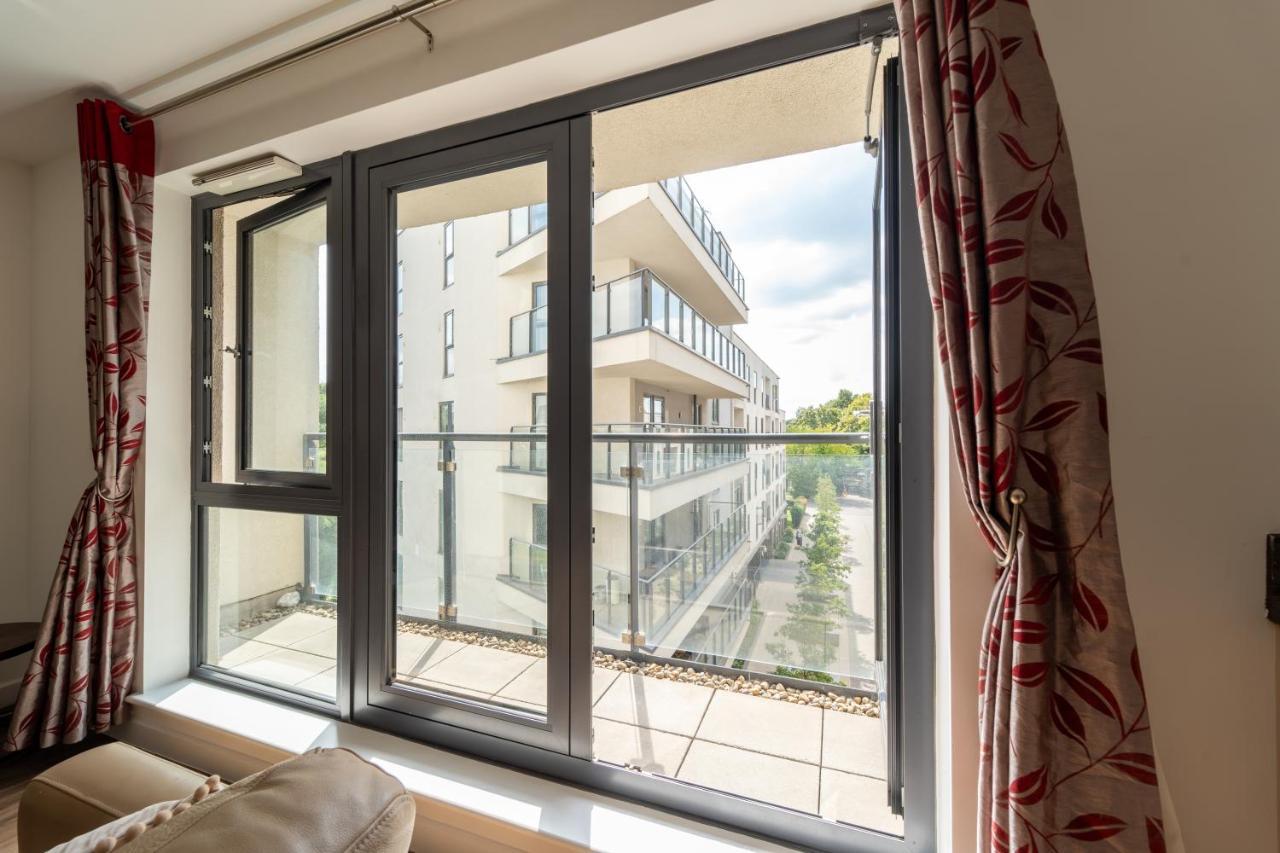 Spacious Apartment In Woking Town Centre Экстерьер фото