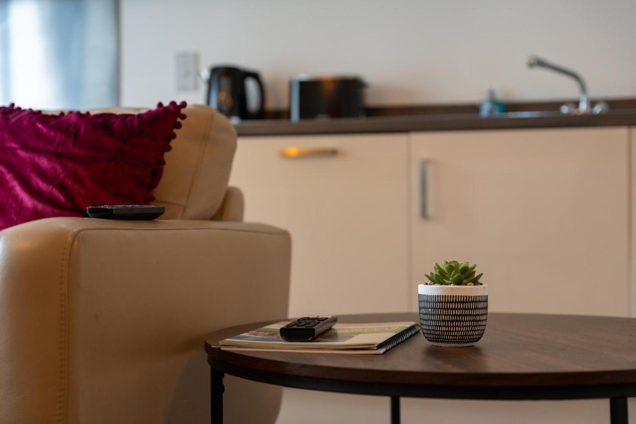 Spacious Apartment In Woking Town Centre Экстерьер фото
