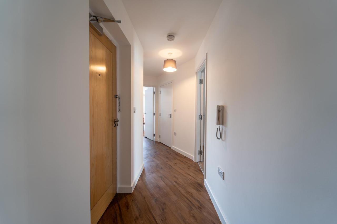 Spacious Apartment In Woking Town Centre Экстерьер фото